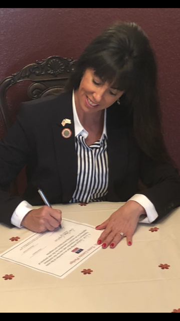 AZHouse Candidate LisaGodzich signs term limits pledge